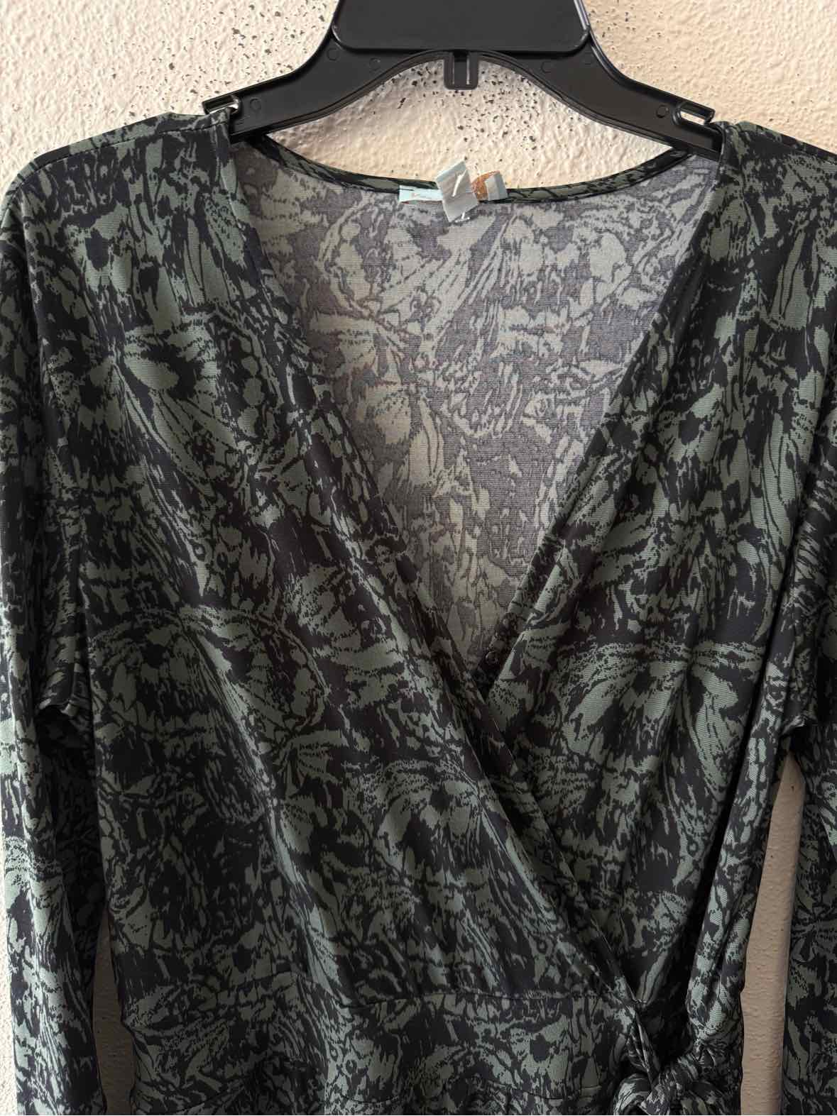 Veronicam Black and Green Size L Romper
