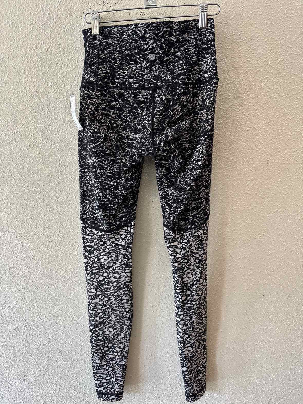Lululemon Black and white Size 6 Leggings