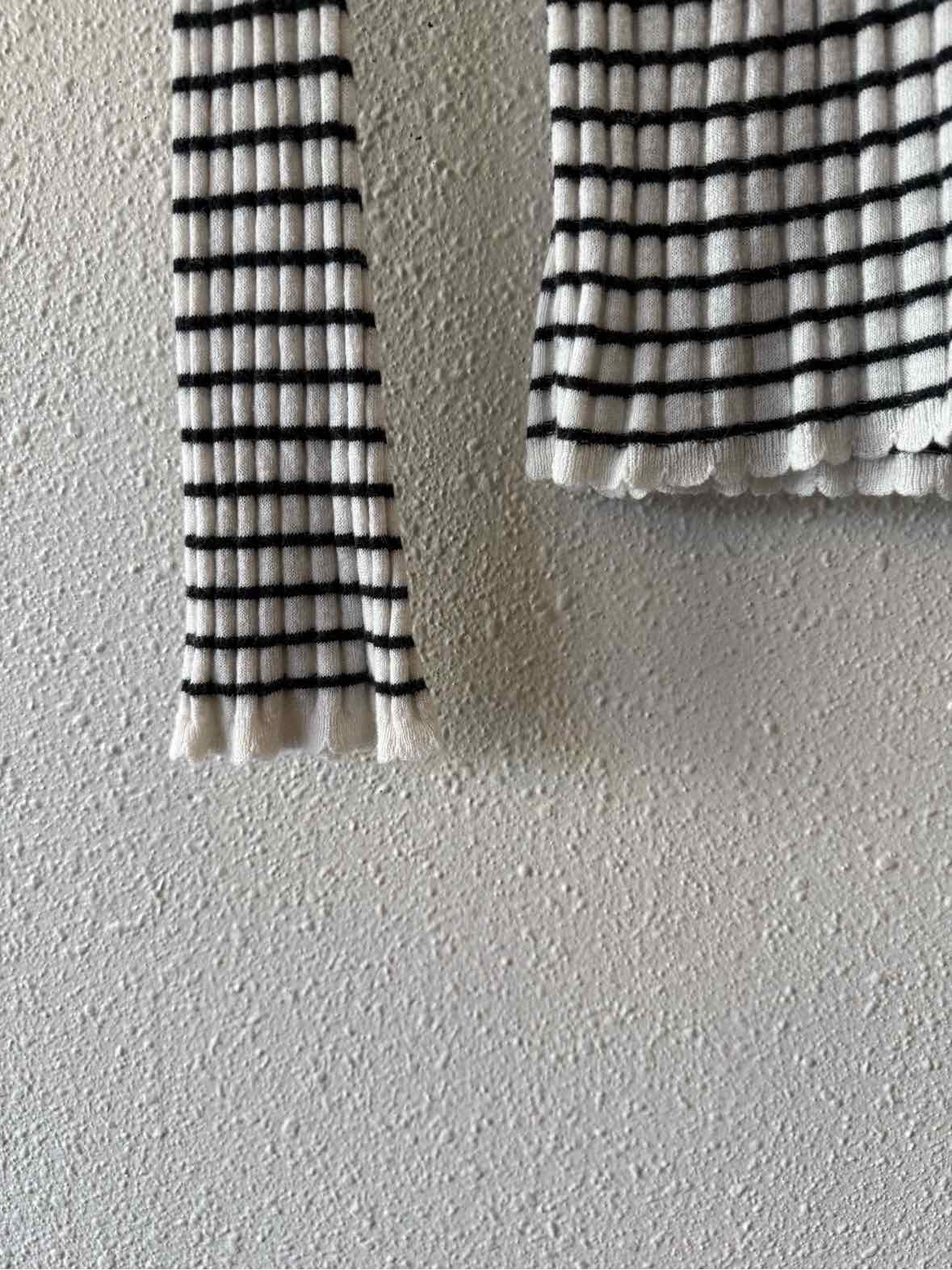 Joie Black and white Size M Sweater