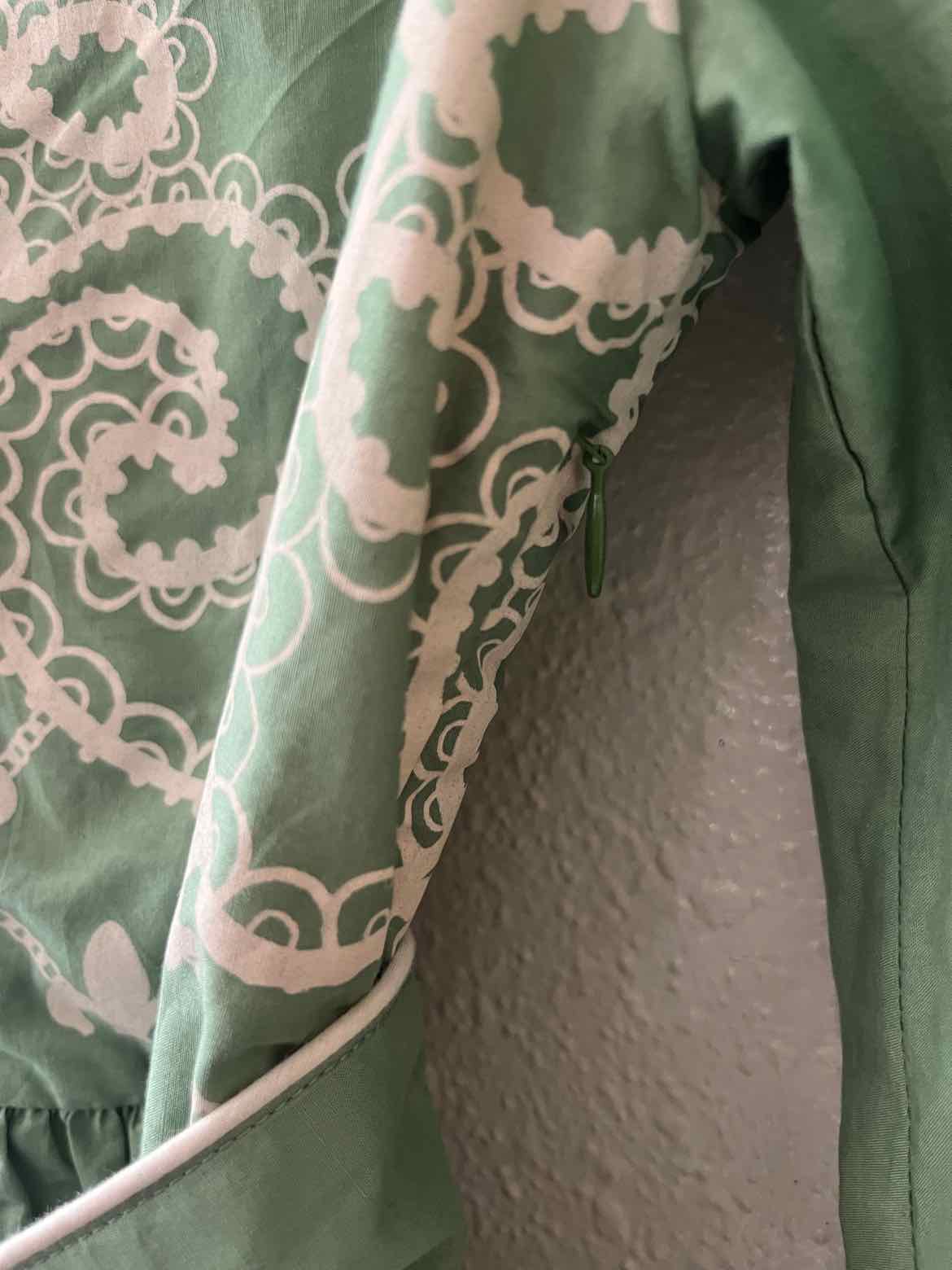 Beyond by Vera Sage Green and White Size No Label Dress