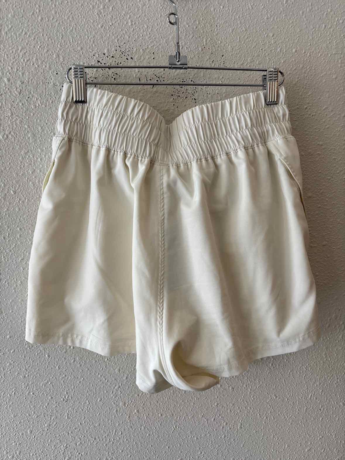 Savvi Cream Size M Shorts