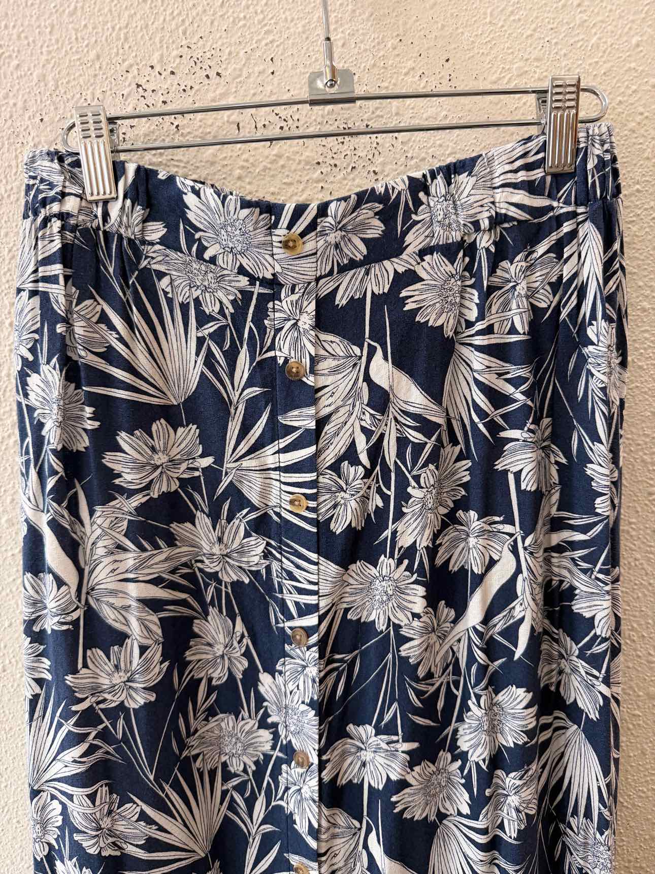 C & C California Navy and White Size M Skirt