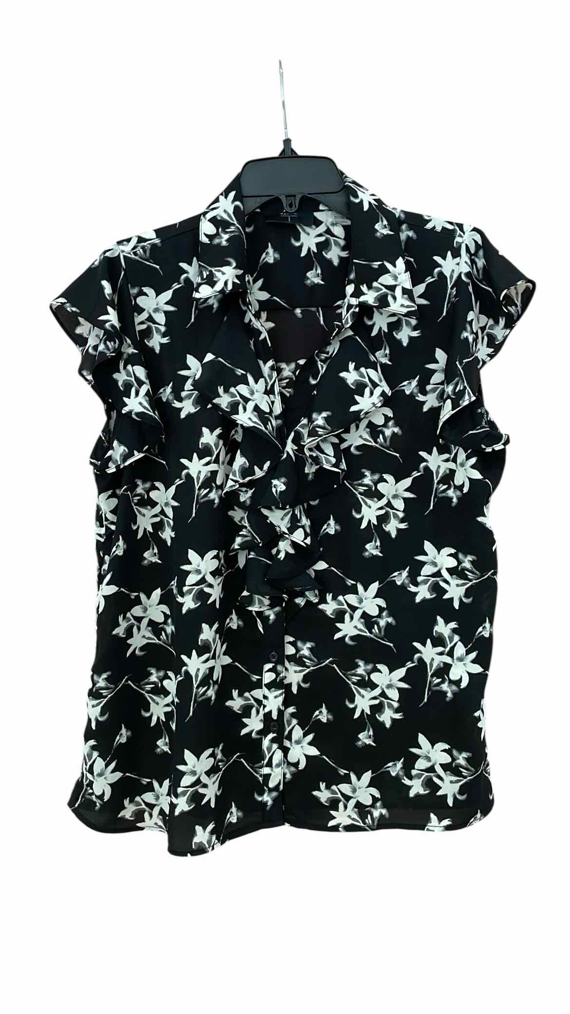 Tahari Black and white Size L Shirt