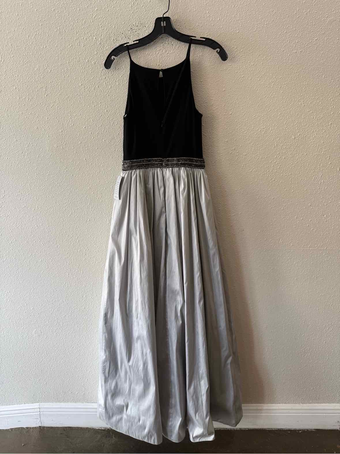 Aidan Mattox Black and silver Size 4 Gown/Evening Wear