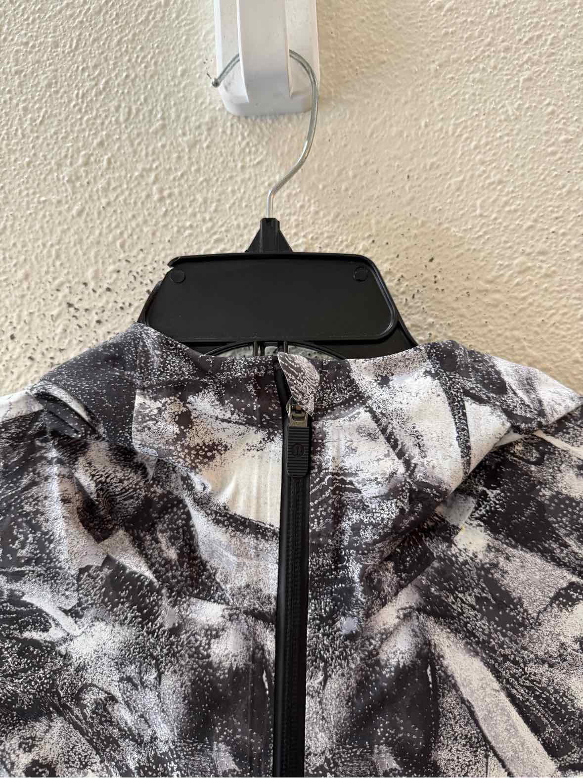 Lululemon Black and Grey Size 6 Jacket