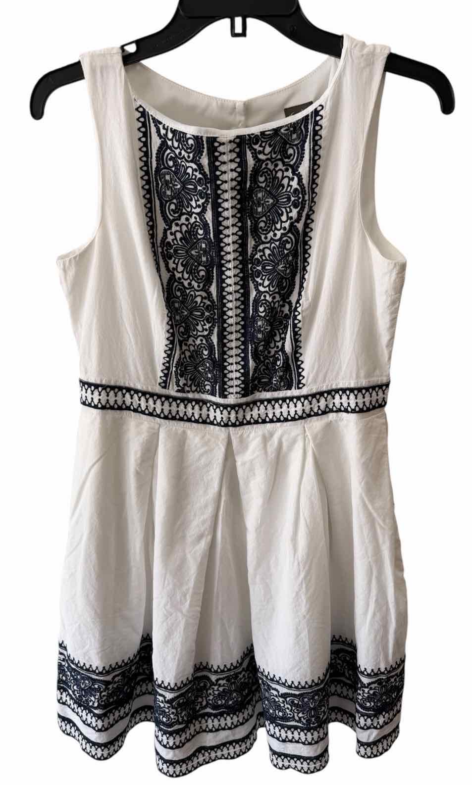 Taylor White and navy Size 8 Dress