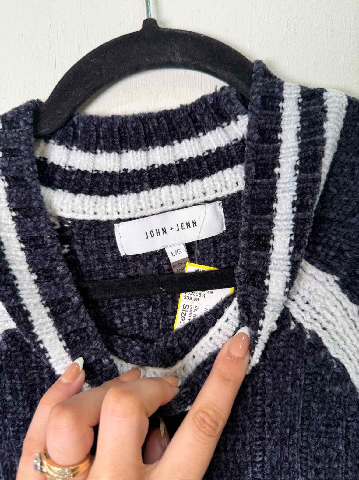 John + Jenn Navy and White Size L Sweater