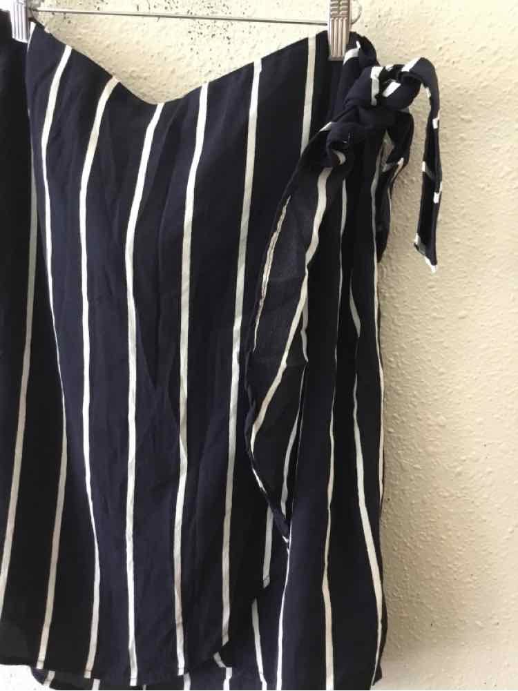LOFT Navy and White Size 18 Skirt