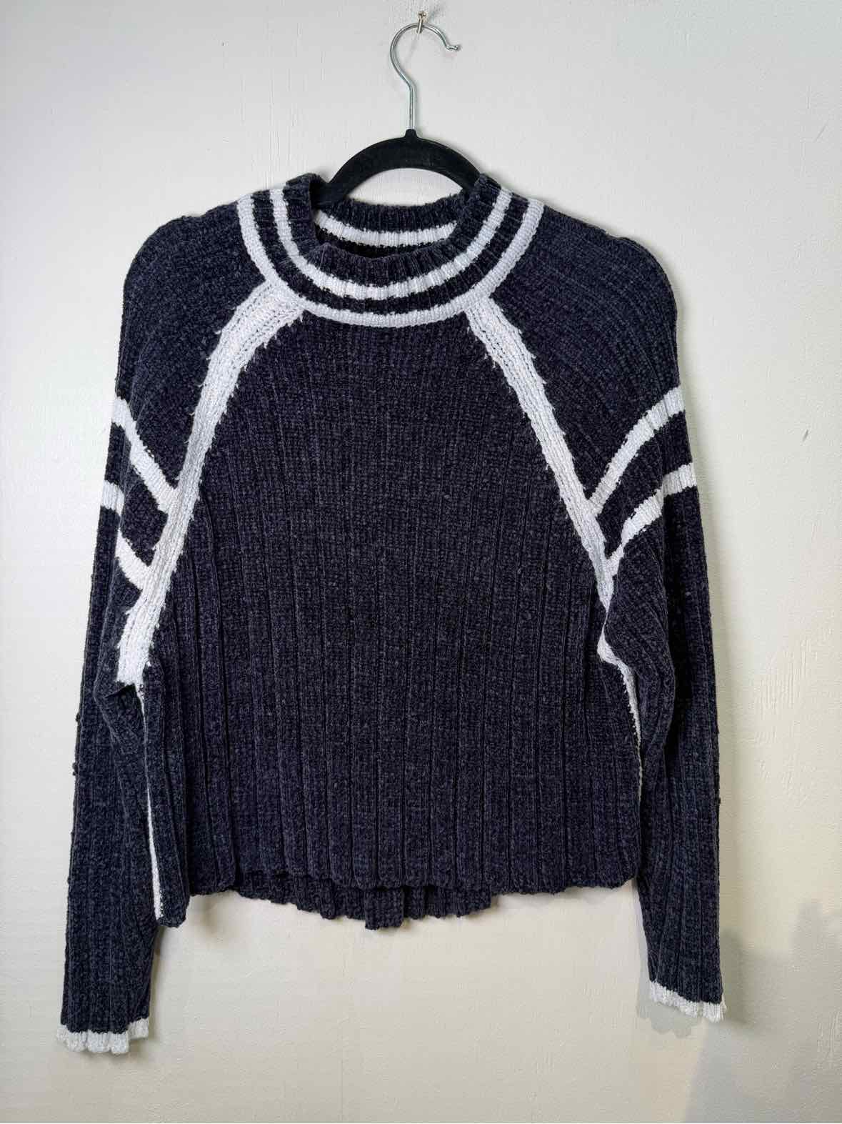 John + Jenn Navy and White Size L Sweater