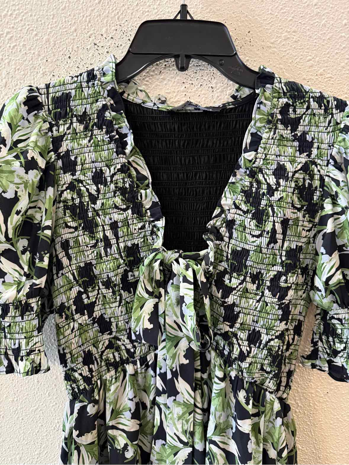 En Saison Black and Green Size M Dress