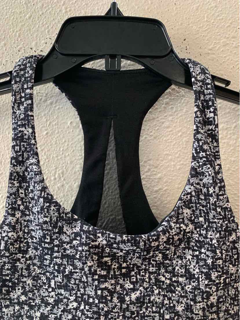 Lululemon Black and white Size 2 Sports Bra