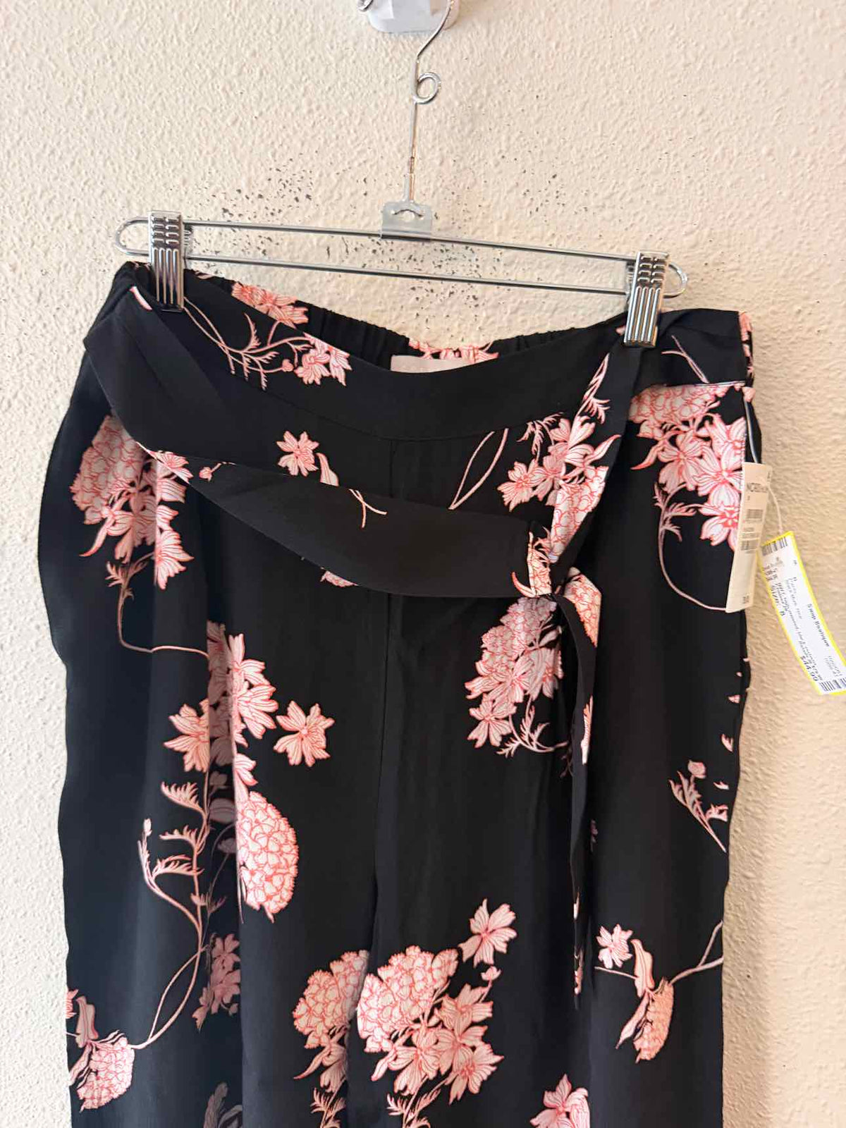 Chelsea 28 Black Multi Size 8 Pants